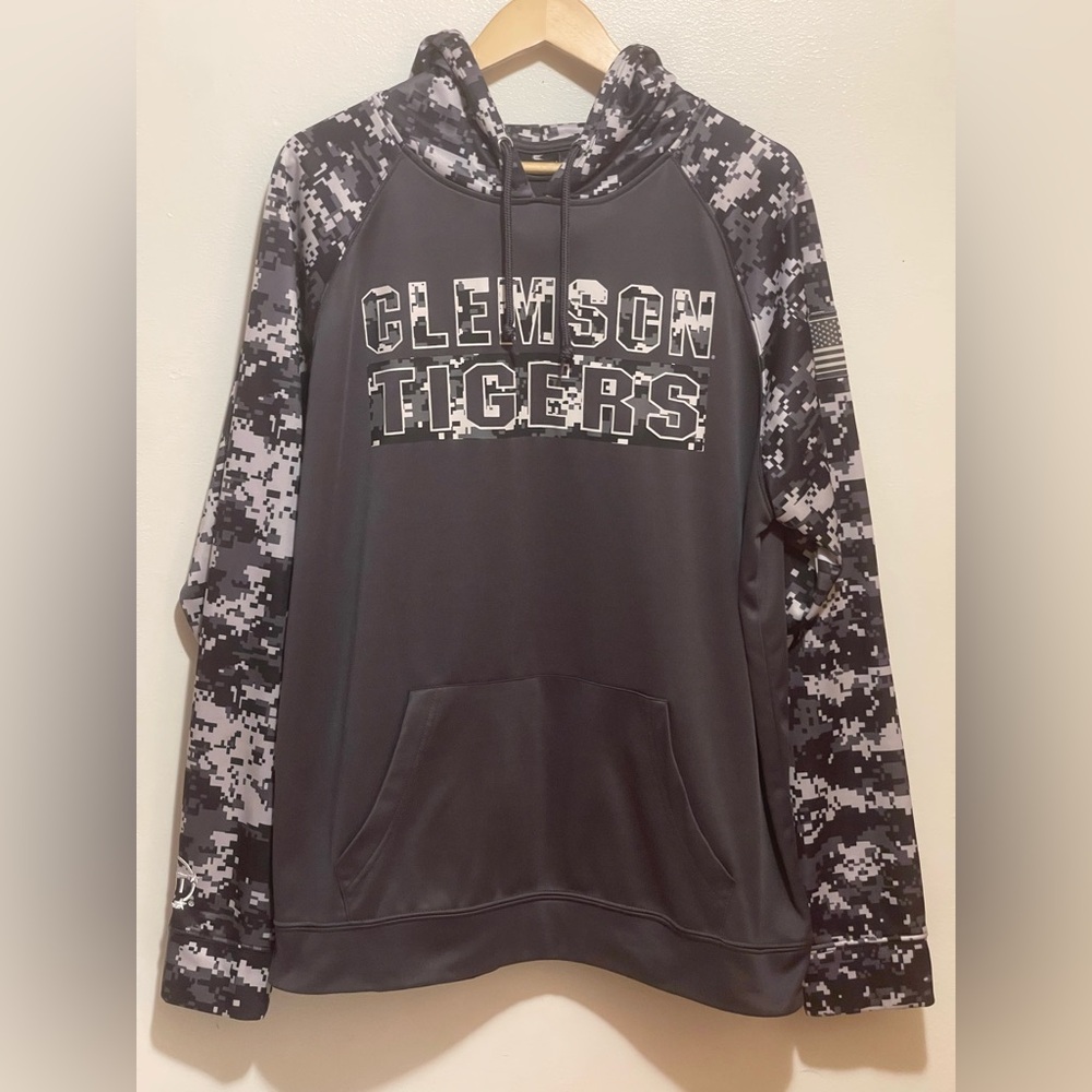 Colosseum Men's Black and Gray Digital Camo Hoodie